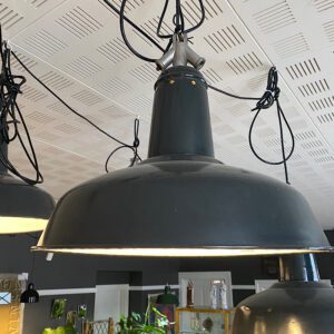 fransk industri pendel i sort emalje fra Bellevue Vintage