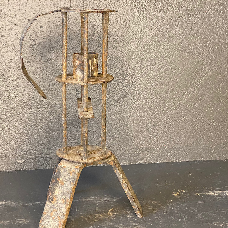 nærbillede af antik fransk vinkælderstage - Bellevue Vintage nærbillede af antik fransk vinkælderstage fra Bellevue Vintage