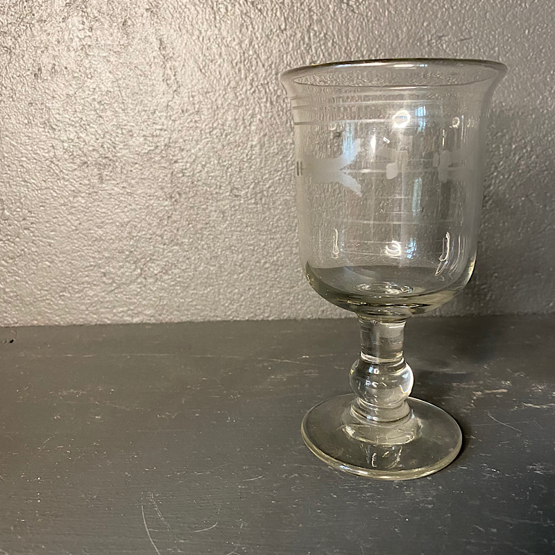 Tulipanformet souvenirglas med enkelt dekoration fra Bellevue Vintage Tulipanformet souvenirglas med enkelt dekoration fra Bellevue Vintage