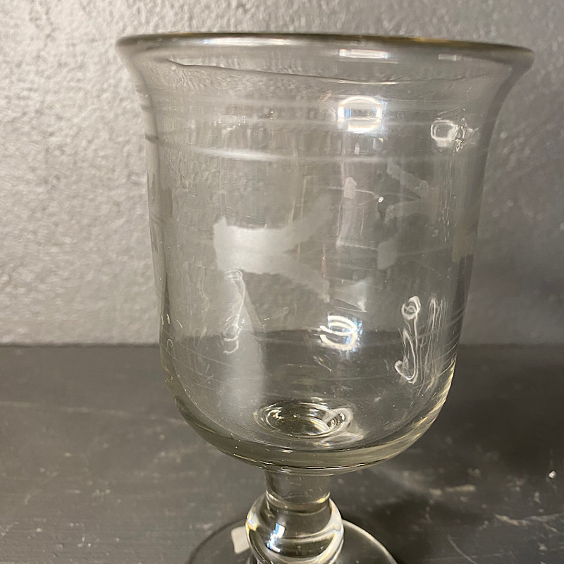 Tulipanformet souvenirglas med enkelt dekoration fra Bellevue Vintage - foto 1 Tulipanformet souvenirglas med enkelt dekoration fra Bellevue Vintage - foto 1