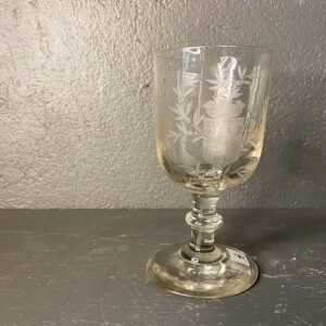 Mundblæst antikt glas med indgraveret våbenskjold fra Bellevue Vintage