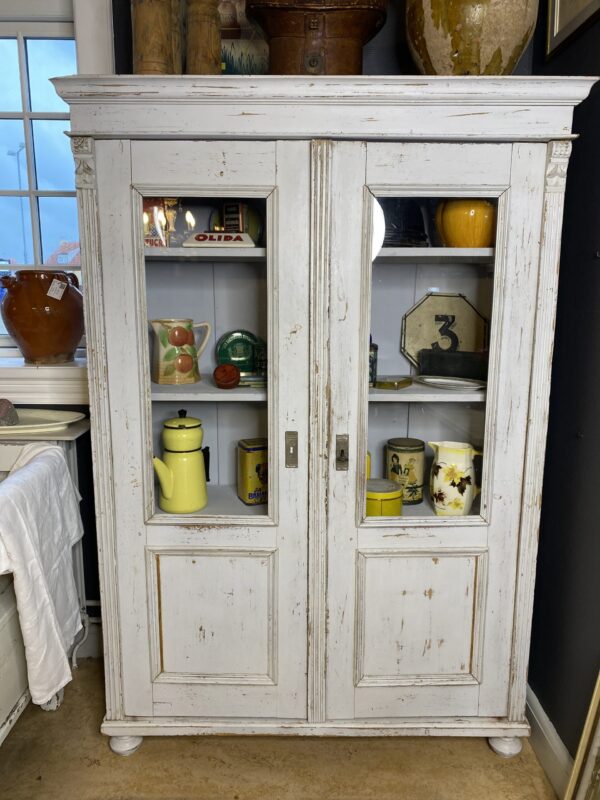 Hvid trævitrine med original bemaling fra Bellevue Vintage Hvid trævitrine med original bemaling fra Bellevue Vintage