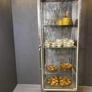Smalt vitrineskab i pudset stål fra Bellevue Vintage