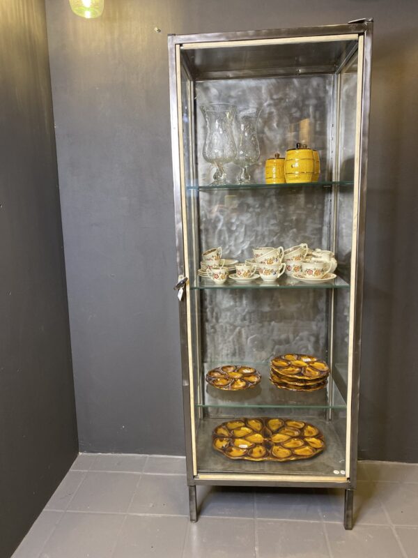 Smalt vitrineskab i pudset stål fra Bellevue Vintage Smalt vitrineskab i pudset stål fra Bellevue Vintage