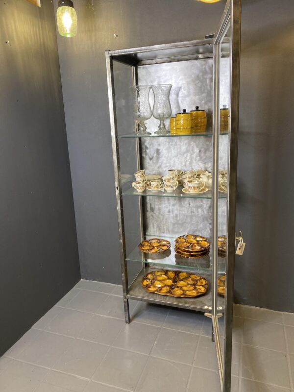 Smalt vitrineskab i pudset stål fra Bellevue Vintage - foto 4 Smalt vitrineskab i pudset stål fra Bellevue Vintage - foto 4